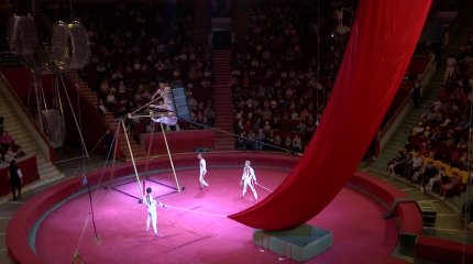 Алматыда «AMANAT» партиясының мүшелері ерекше қажеттілігі бар балаларды циркке апарды