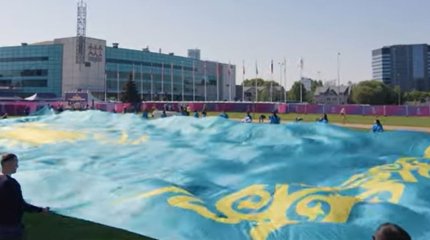 Гигантский флаг Казахстана развернули хоккейные фанаты в Риге