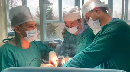 Алматыда ер адам 8-қабаттан құлап кетті