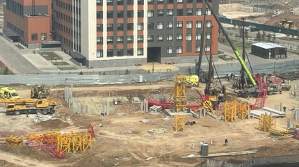 Астанада мұнара краны құлады: зардап шеккен ер адамның жағдайы белгілі болды