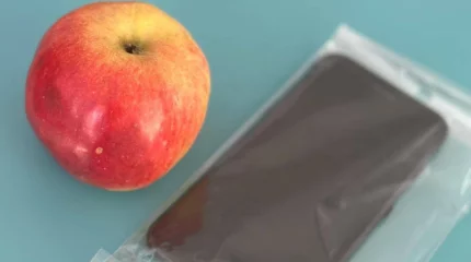 80 жастағы қария 5 жасар қызға алма беріп, телефонын қолды еткен