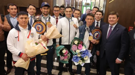 Жанкүйерлер бокстан әлем чемпионатының жеңімпаздарын әуежайдан қарсы алды