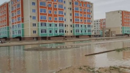 Квартиры и улицы Актау затопило после дождя