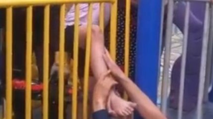 Шымкентте қыздың аяғы ойын алаңында темір торға қысылып қалған