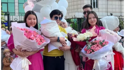 Абай Бегей келіншегі мен жетінші баласын перзентханадан шығарып алды
