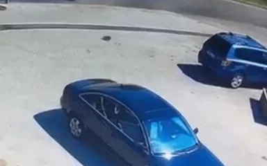 Алматыда кәріз құдығының қақпағы ұшып, көліктің үстіне түсті