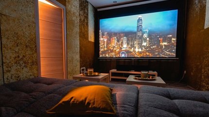 Алматыда үш жігіт кинорумда 20 жастағы қызды зорлады деген күдікке ілінді