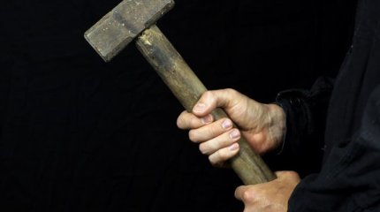 Забил дядю молотком: парня судят в Костанае