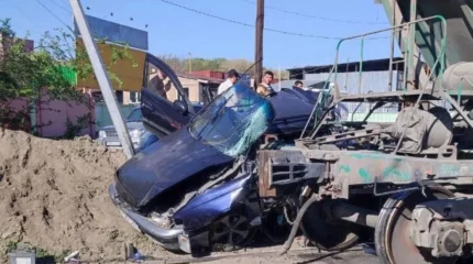 Алматыда пойыз екі көлікті жаншып өтті