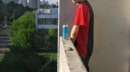 Справляют нужду на балконе: абайская семья развела антисанитарию на целый дом