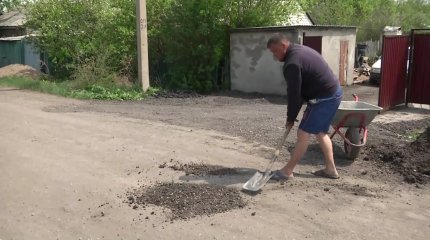 Қарағанды тұрғындары шұрық-тесік жолдарды өздері жамап жүр