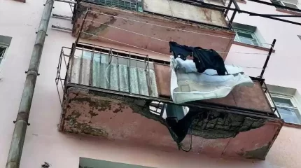 Өскеменде үшінші қабаттағы балкон қирап, әйел адам жерге құлап түсті
