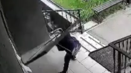 Ребенка придавила дверь подъезда в Алматы