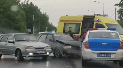 В машину скорой помощи с пациентом, врезался автомобиль на перекрестке в Костанае