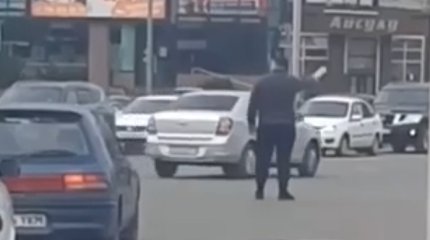 Карагандинец разрулил пробку в центре города пластиковой бутылкой