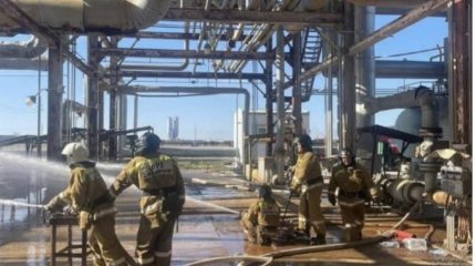 Четыре человека пострадали при пожаре на газоперерабатывающем заводе в Актюбинской области