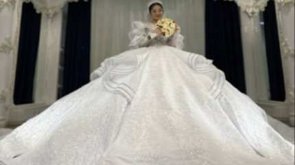 Казахстанка похвасталась 45-килограммовым свадебным платьем