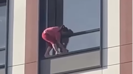 "От одного видео уже плохо": экстремальная мойка окон возмутила астанчан