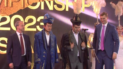 Новому чемпиону мира по шахматам Дину Лижэню подарили чапан