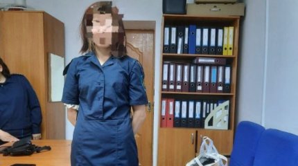 Нетрезвая девушка в полицейской форме расхаживала в Актобе