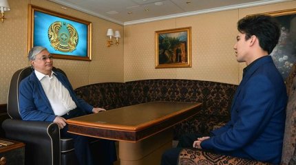 Димаш Кудайберген выложил фото с Токаевым в самолете