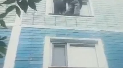 17-летняя девушка пыталась выпрыгнуть из окна после ссоры с матерью