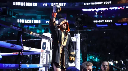 Қарсыласынан ұтылып қалған Ломаченко жекпе-жектен соң көз жасына ерік берді