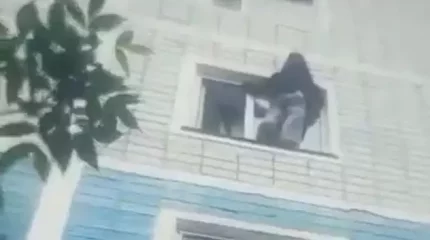 Сәтбаевта анасымен сөзге келіспей қалған қыз терезеден секірмек болған