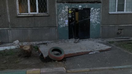 Автомобиль снес козырек подъезда в Усть-Каменогорске