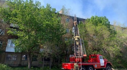 Қарағандыдағы ірі өрт: көпқабатты үйдің шатыры жанып кетті