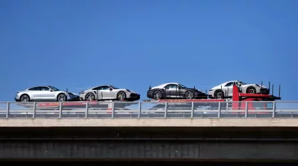 Жетісуда Tesla көліктерін әкеле жатқан автотасығыш аударылып қалды