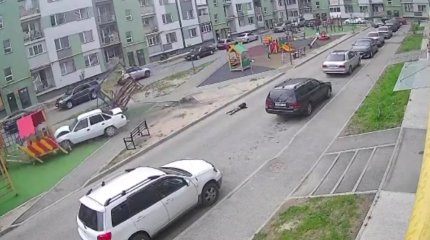 Алматыда 7 жасар қызды тұрғын үй ауласында қағып кетті