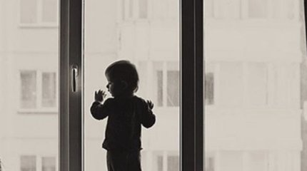4-летний ребенок выпал из окна в Семее