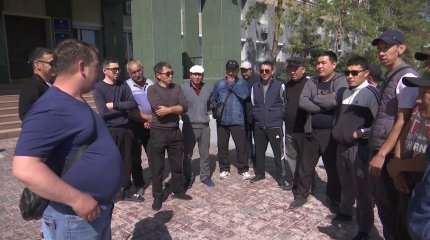 Водители ассенизаторских машин в Актобе требуют чиновников вернуть им долг в 50 млн тенге