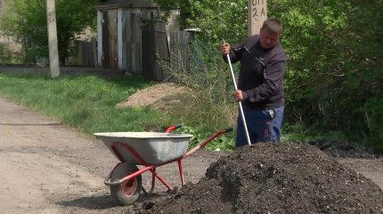 Кирпичами и «крошкой» старого асфальта карагандинцы ремонтируют дороги