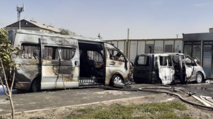 Два автомобиля сгорели около поликлиники в Атырау