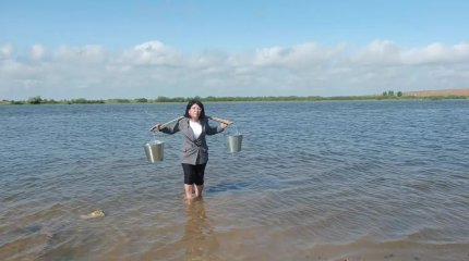 Қиғаш өзенінің іргесіндегі Бөкейхан ауылының халқы иін ағашпен су тасып жүр