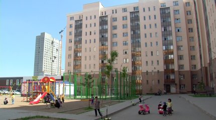 Астанада көпқабатты үйлердің бірінің тұрғындары үш жылдан бері ойын алаңына жарымай отыр