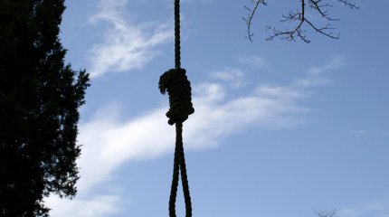 Студентка покончила с собой из-за тройки по английскому