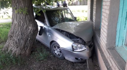 Машина врезалась в жилой дом в Уральске