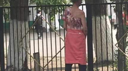 Мужчина в платье возле школы насторожил павлодарцев