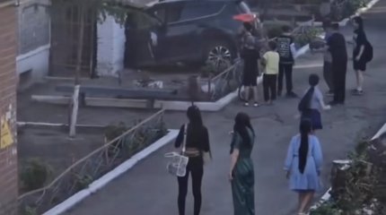 Припарковалась: автоледи въехала в жилой дом в центре Петропавловска