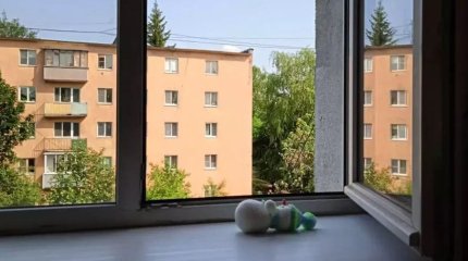 13-летняя школьница выпала из окна многоэтажки в Костанае