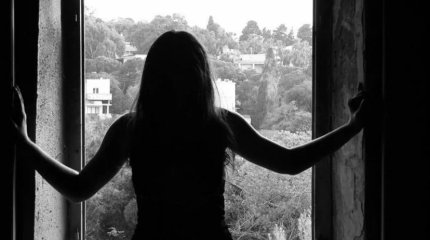 Школьница случайно выпала из окна многоэтажки в Костанае