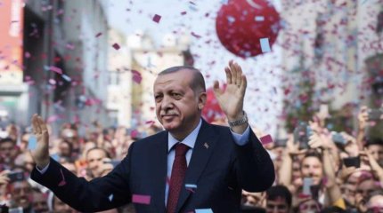 Эрдоган победил на выборах и начал выступление с песни