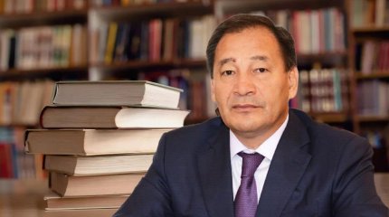 Ералы Тоғжанов кітап жазып жатыр - Денсаулық сақтау министрі