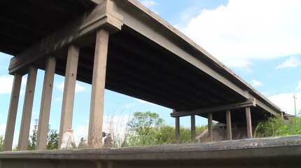 Осыпается при прикосновении: крупный путепровод разрушается в Караганде