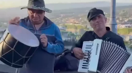 Тбилисиде көше өнерпаздары Қазақстан әнұранын орындады