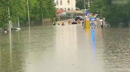 Испанияда адамдар тобықтан келетін су кешіп жүруге мәжбүр