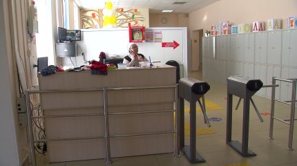 «Тиісті даярлығы жоқ адамдар мектептерді күзетуге тартылып жатыр», - вице-министр